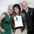 Marianne Gulløv fra The Body Shop med prisen der blev overrakt af Cecilie Stenspil og Troels Lyby. Fotograf Peter Dahlerup.